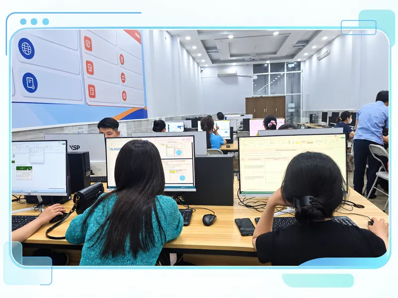 Ảnh minh họa thiết kế từ lớp tin học thực tế do chủ website cung cấp, dùng cho nội dung Thiết bị và môi trường thực hành tin học.